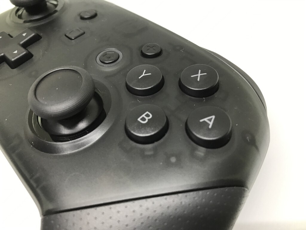 Proコントローラーのボタンは大きく、押しやすい